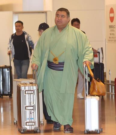 フランスから帰国した高安（撮影・佐々木彰尚）