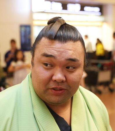 帰国し取材に応じる霧島（撮影・佐々木彰尚）