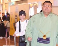 フランスから帰国した高安（右）と杜このみ夫妻（撮影・佐々木彰尚）