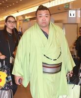 フランスから帰国した霧島とホラン夫人（撮影・佐々木彰尚）