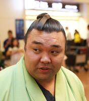 帰国し取材に応じる霧島（撮影・佐々木彰尚）