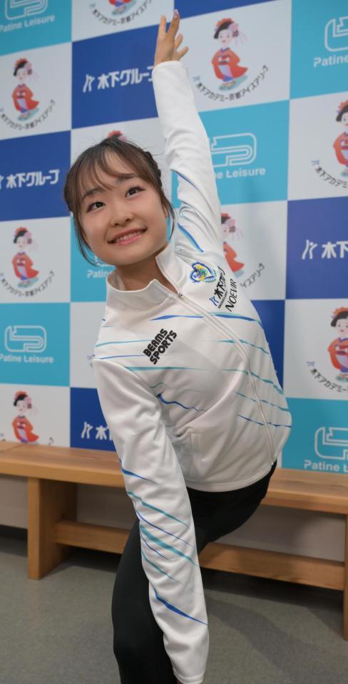 会見後、ポーズをとる島田麻央（撮影・金居みつよし）