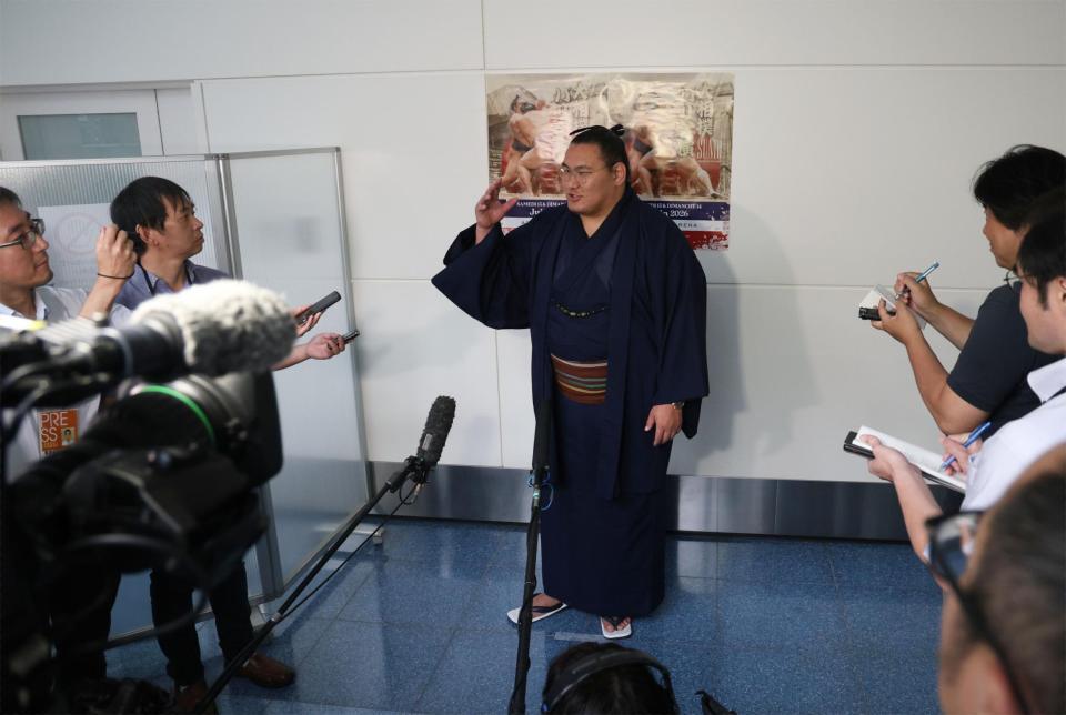 帰国し取材に応じる豊昇龍（撮影・佐々木彰尚）
