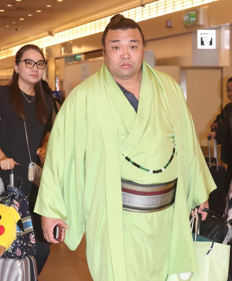フランスから帰国した霧島とホラン夫人（撮影・佐々木彰尚）