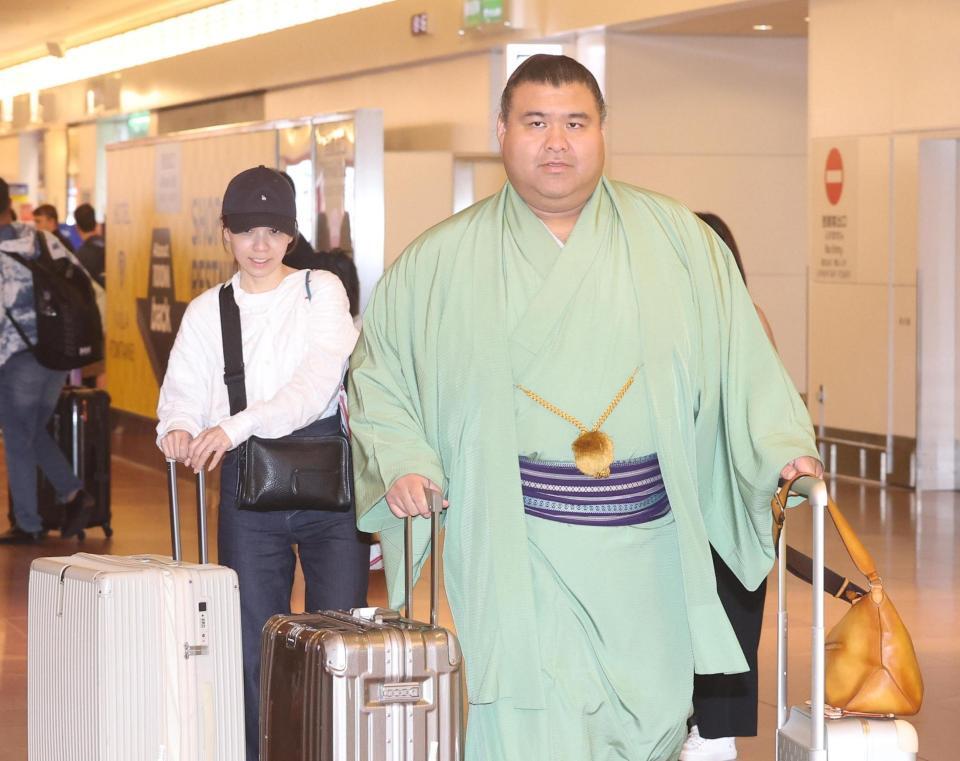 フランスから帰国した高安（右）と杜このみ夫妻（撮影・佐々木彰尚）