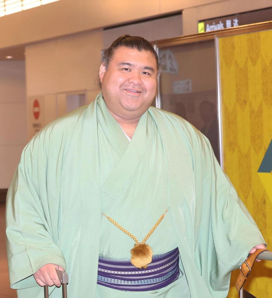 フランスから帰国した高安（撮影・佐々木彰尚）