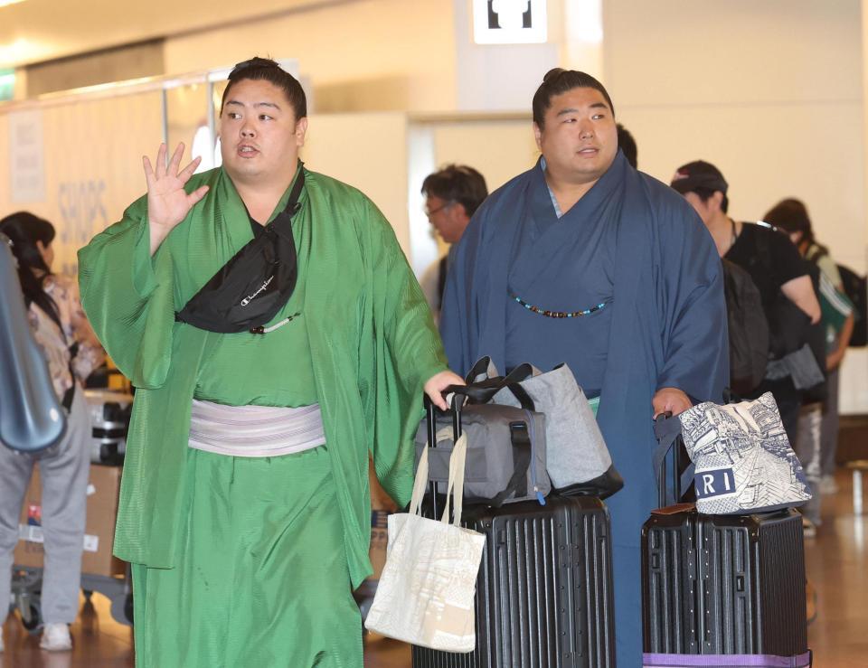 フランスから帰国した一山本（左）と若元春（撮影・佐々木彰尚）