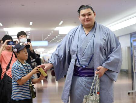 少年ファンにサインする大の里（撮影・西岡正）