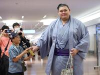 少年ファンにサインする大の里（撮影・西岡正）