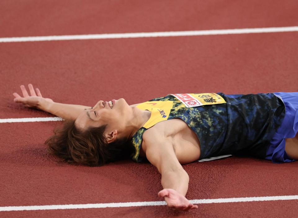優勝し、笑顔で倒れ込む泉谷駿介＝１４日