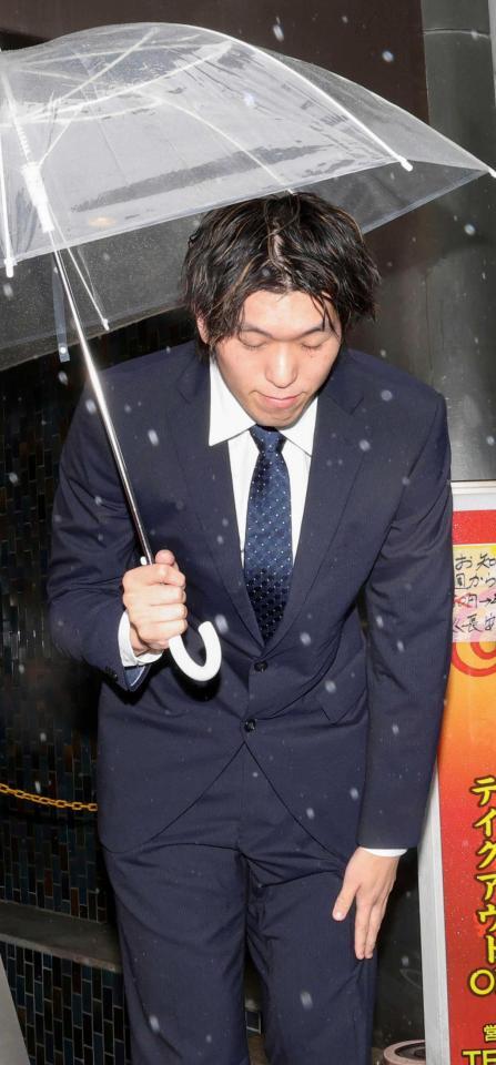 　保釈され、頭を下げるバレーボール元日本代表の佐藤駿一郎被告