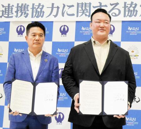 連携協力協定の締結式に臨んだ国井豊町長（左）と二所ノ関親方