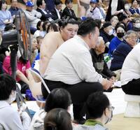 二所ノ関親方と話し込む大の里
