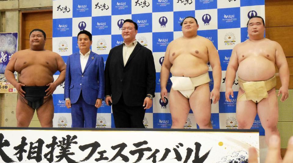（左から）天空海、国井豊町長、二所ノ関親方、大の里、白熊