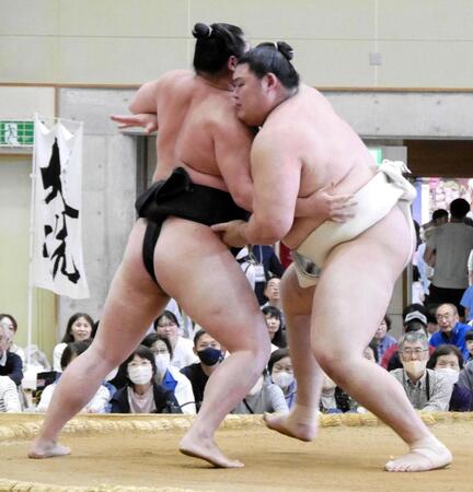 三段目力士を寄り切る大の里
