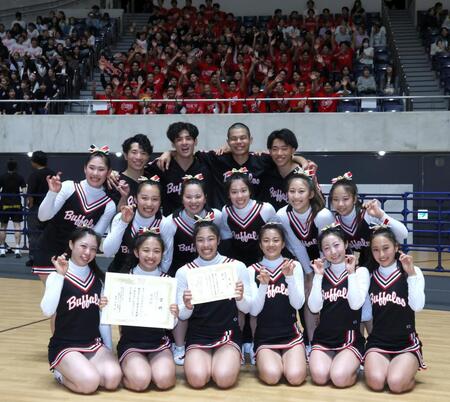 自由演技競技ディビジョン１・大学の部、スタンドの野球部とともに笑顔を見せる帝京大の選手達=２０日（撮影・伊藤笙子）
