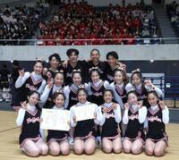 自由演技競技ディビジョン１・大学の部、スタンドの野球部とともに笑顔を見せる帝京大の選手達=２０日（撮影・伊藤笙子）