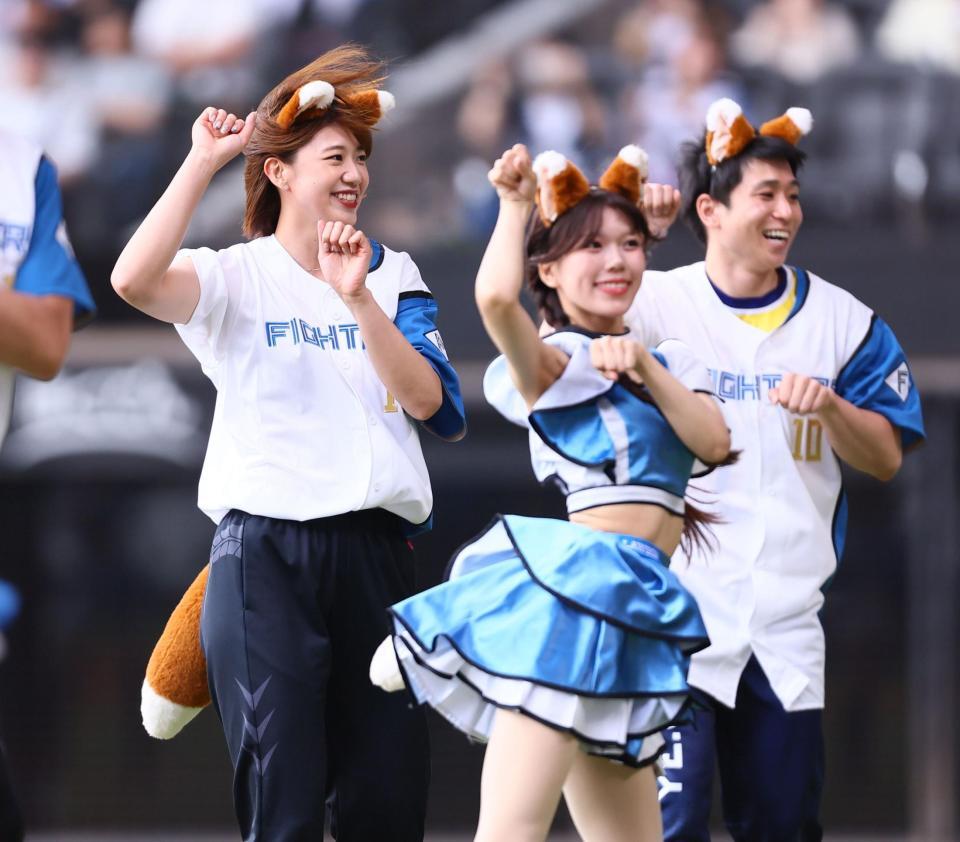 ２０日にファイターズガールときつねダンスを踊る野中瑠衣（左）＝撮影・中島達哉