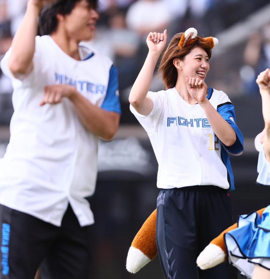 ２０日にきつねダンスを踊る野中瑠衣（右）＝撮影・中島達哉