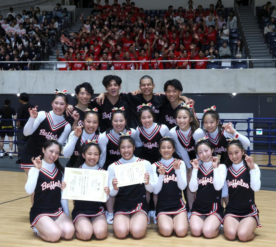 自由演技競技ディビジョン１・大学の部、スタンドの野球部とともに笑顔を見せる帝京大の選手達=２０日（撮影・伊藤笙子）