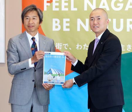 　長野青年会議所の若麻績憲義理事長（右）から提言書を受け取る長野市の荻原健司市長＝２３日午後、長野市役所