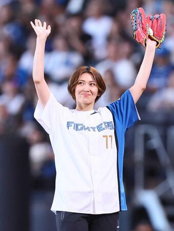 エスコンフィールドでの始球式を務めた吉村紗也香＝２１日