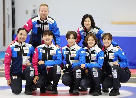 フォルティウス（前列左から）近江谷杏菜、小谷優奈、小野寺佳歩、吉村紗也香、小林未奈、（後列同）ニクラス・エディンコーチ、船山弓枝コーチ