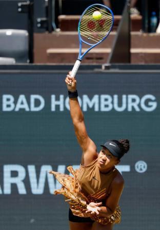 　女子テニスのバートホンブルク・オープン、シングルス準決勝でプレーする大坂なおみ＝ドイツ・バートホンブルク（ロイター＝共同）