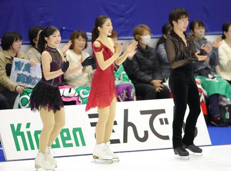 フィナーレで笑顔を見せる（左から）中井亜美、千葉百音、佐藤駿（撮影・吉澤敬太）