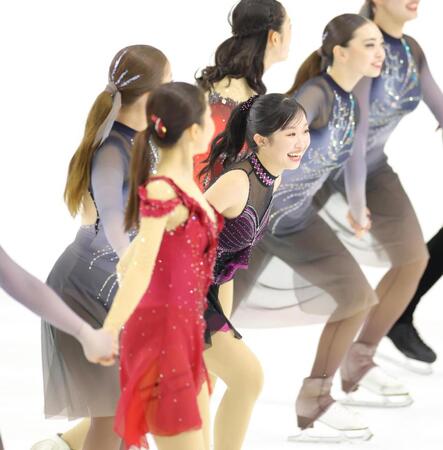 フィナーレで笑顔を見せる中井亜美（中央）＝撮影・吉澤敬太