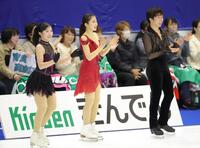 フィナーレで笑顔を見せる（左から）中井亜美、千葉百音、佐藤駿（撮影・吉澤敬太）