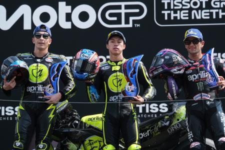 　オランダＧＰのモトＧＰクラスで初優勝した小椋藍（中央）＝アッセン（ＡＰ＝共同）