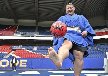 サッカーのパリ・サンジェルマンの本拠地「パルク・デ・プランス」を訪問し、ボールを蹴る義ノ富士＝１１日、パリ（共同）