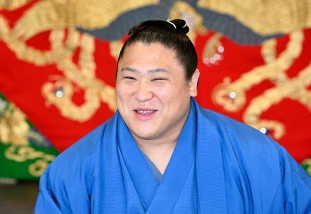　大相撲名古屋場所の番付で関脇に復帰し、笑顔で記者会見する若隆景＝２９日、名古屋市