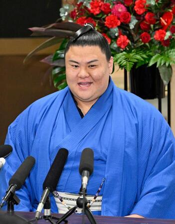 　名古屋場所の番付で新小結に昇進し、会見する義ノ富士