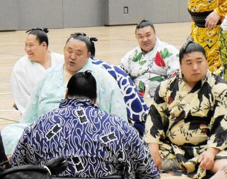 力士会に参加した玉鷲（中央左）