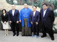 懇談を行った（左から）中日新聞社・寺尾晶子取締役事業担当、千賀ノ浦親方、若隆景、大村秀章知事、追手風親方
