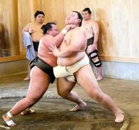 幕下力士に攻め込まれる大の里
