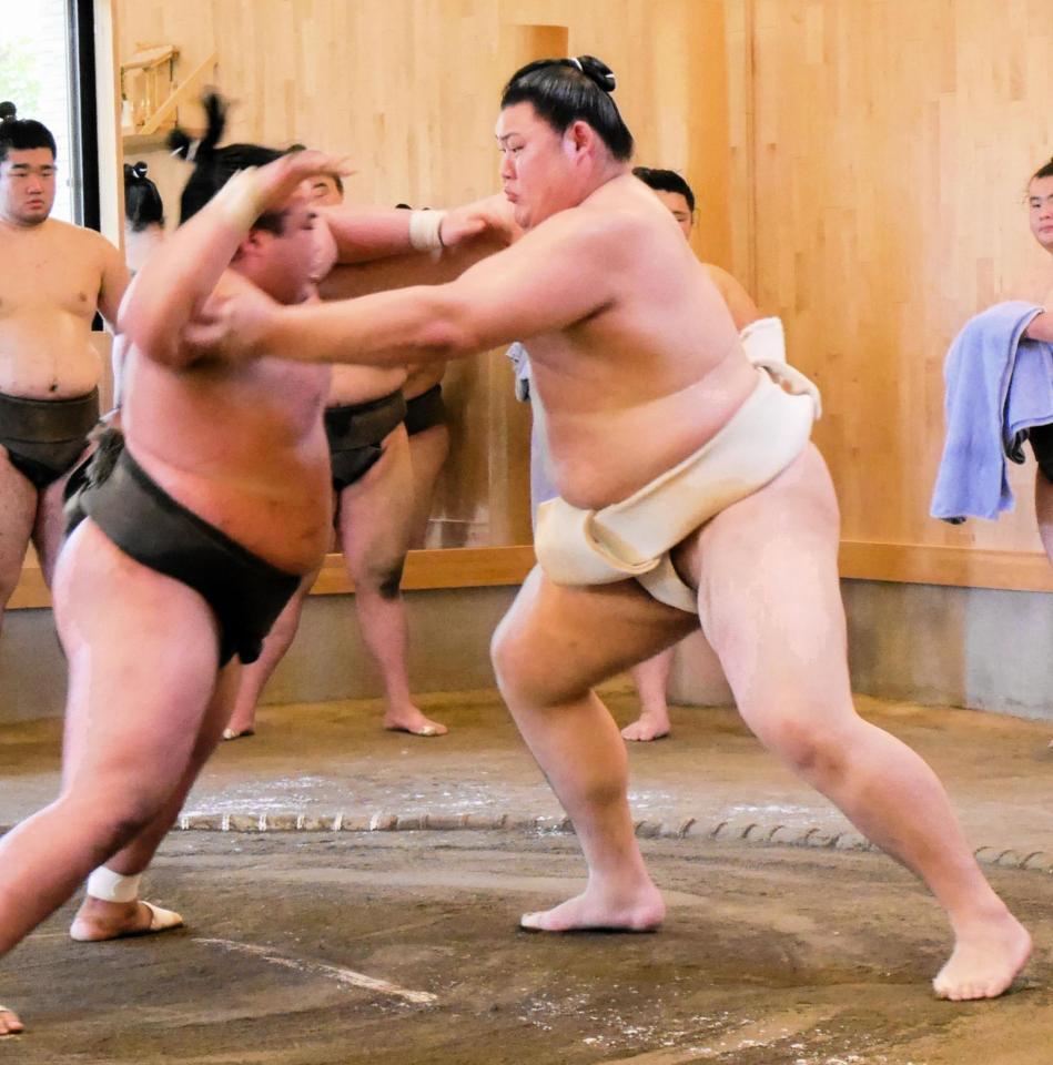 幕下力士と相撲を取る大の里