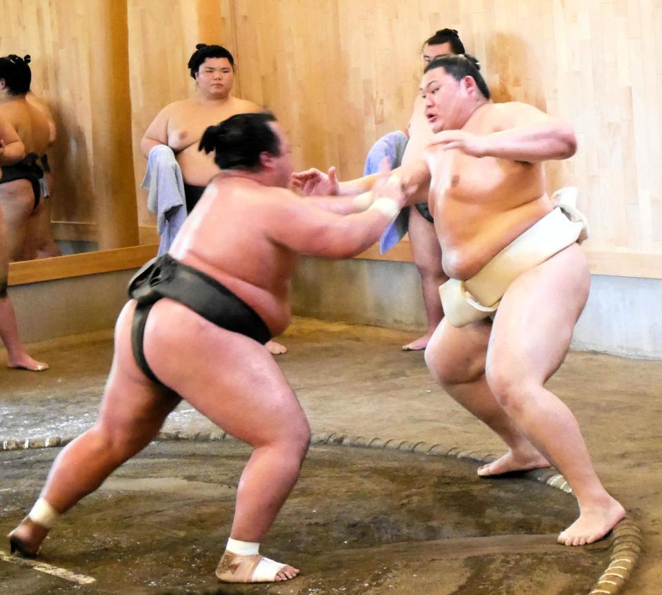 幕下力士と相撲を取る大の里