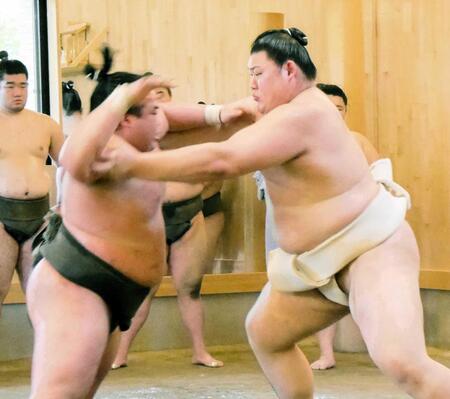 　幕下力士と相撲を取る大の里＝愛知・安城市