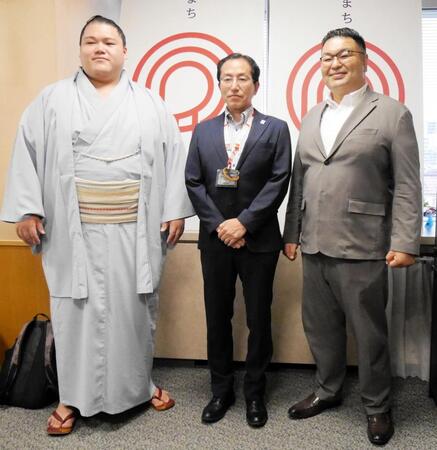 熱田区の杉本隆司区長（中央）を表敬訪問した王鵬（左）と大嶽親方