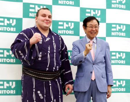 　「ウクライナ避難民との交流懇親会」に出席し、ニトリホールディングスの似鳥昭雄会長（右）と写真に納まる大相撲の安青錦＝１日、東京都内