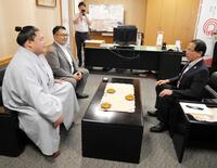 熱田区の杉本隆司区長（右）と懇談する王鵬（手前左）と大嶽親方