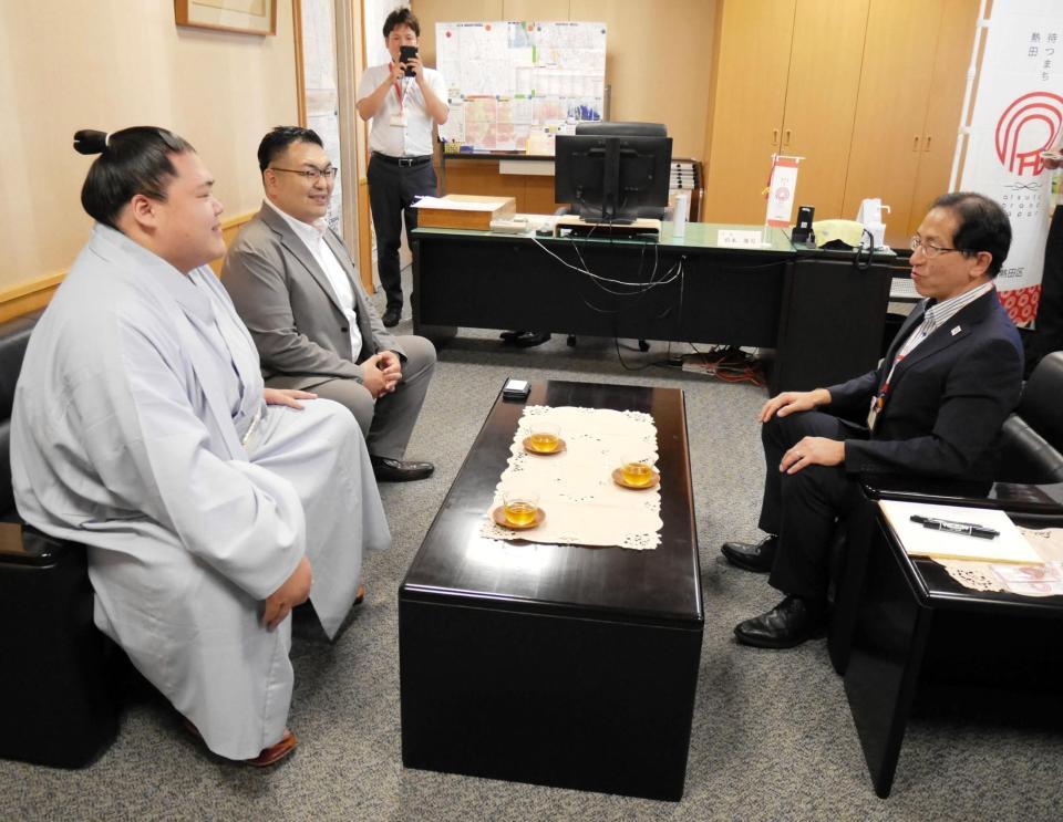 熱田区の杉本隆司区長（右）と懇談する王鵬（手前左）と大嶽親方