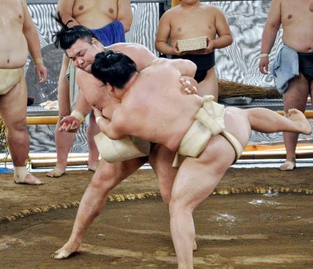　佐渡ケ嶽部屋に出稽古し、藤ノ川（手前）と相撲を取る霧島＝名古屋市