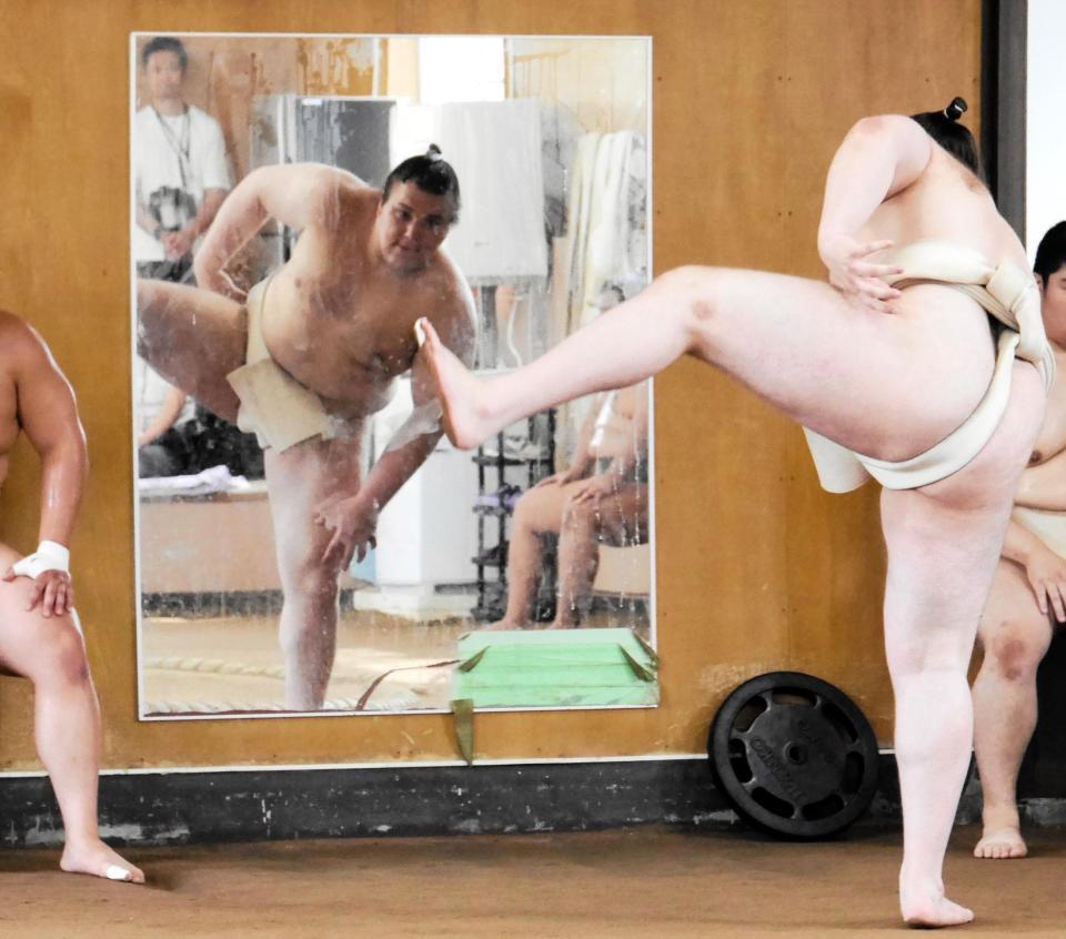 大鏡を前に四股を踏む安青錦
