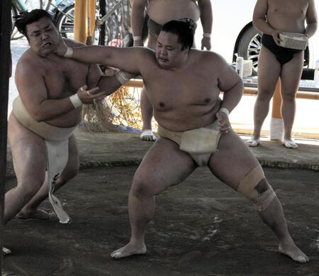霧島（左）を攻める琴勝峰