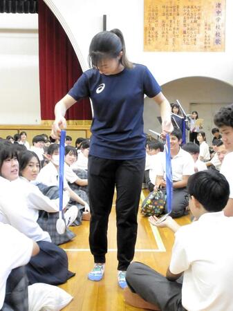母校の渚中学校での交流会で１人１人にミラノ・コルティナ五輪で獲得したメダルを触ってもらう坂本さん（撮影・高橋伯弥）