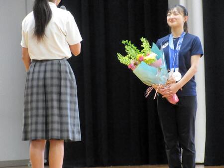 母校・渚中学校での交流会に参加した坂本さん